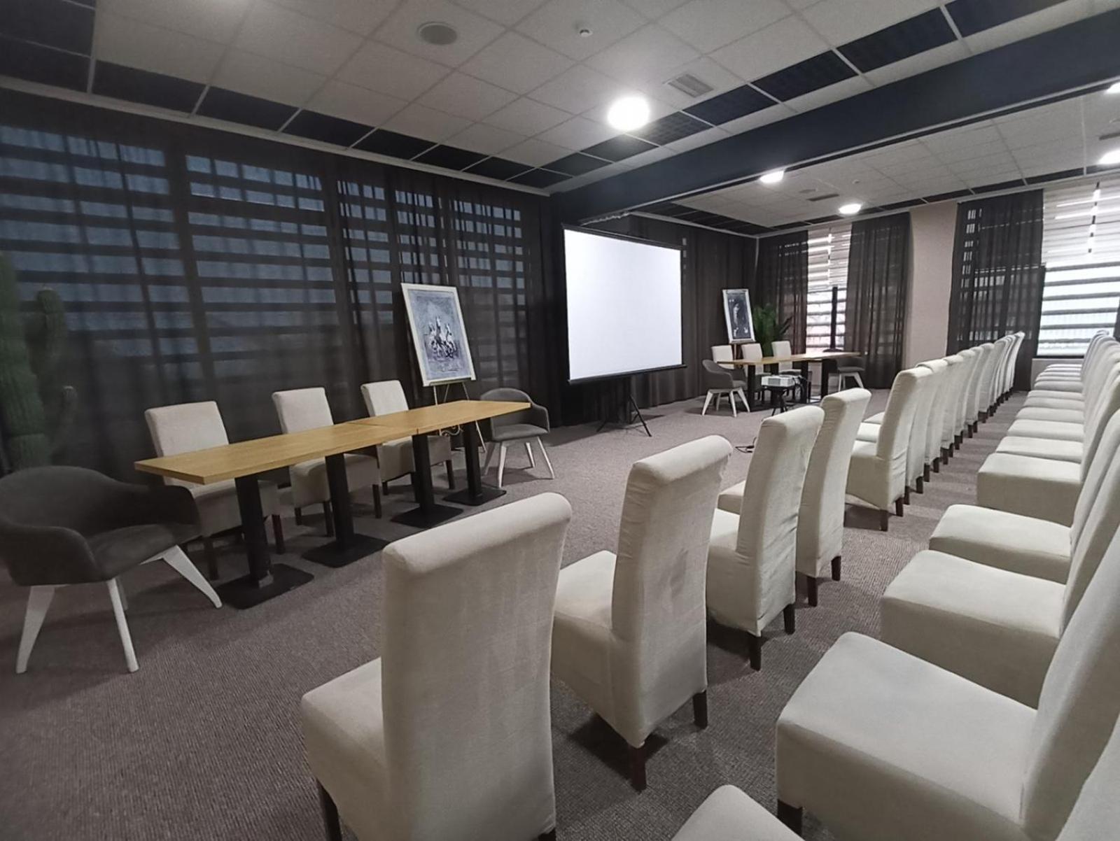 Garnet Hotel & Event Centar Ruma Exteriér fotografie
