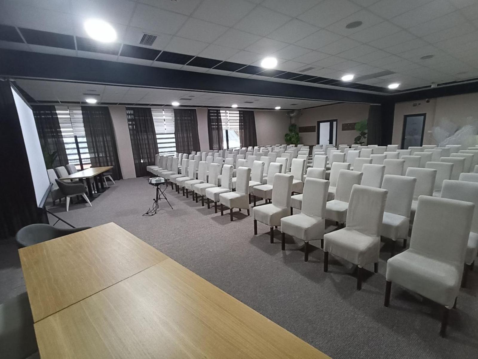 Garnet Hotel & Event Centar Ruma Exteriér fotografie