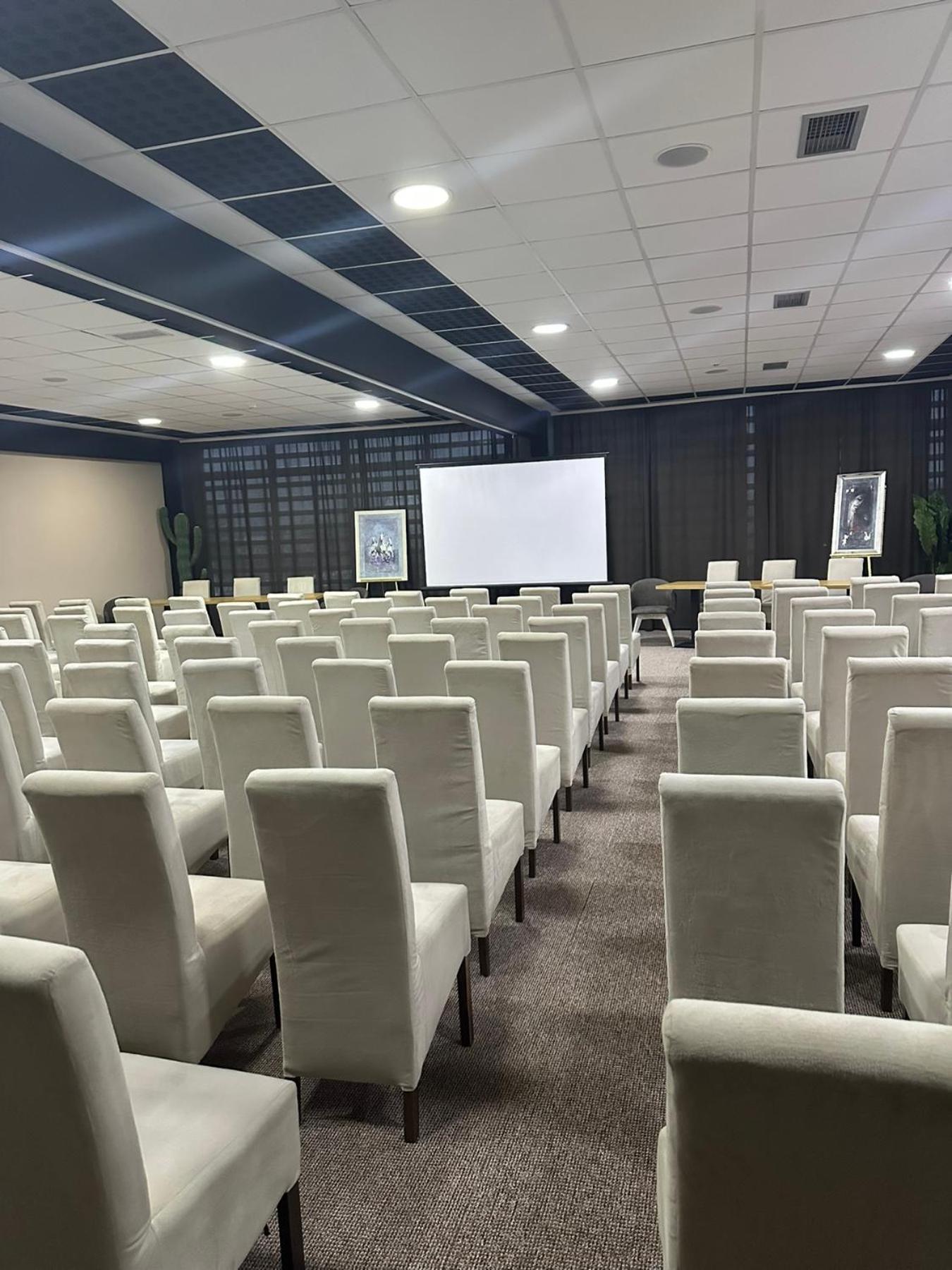 Garnet Hotel & Event Centar Ruma Exteriér fotografie