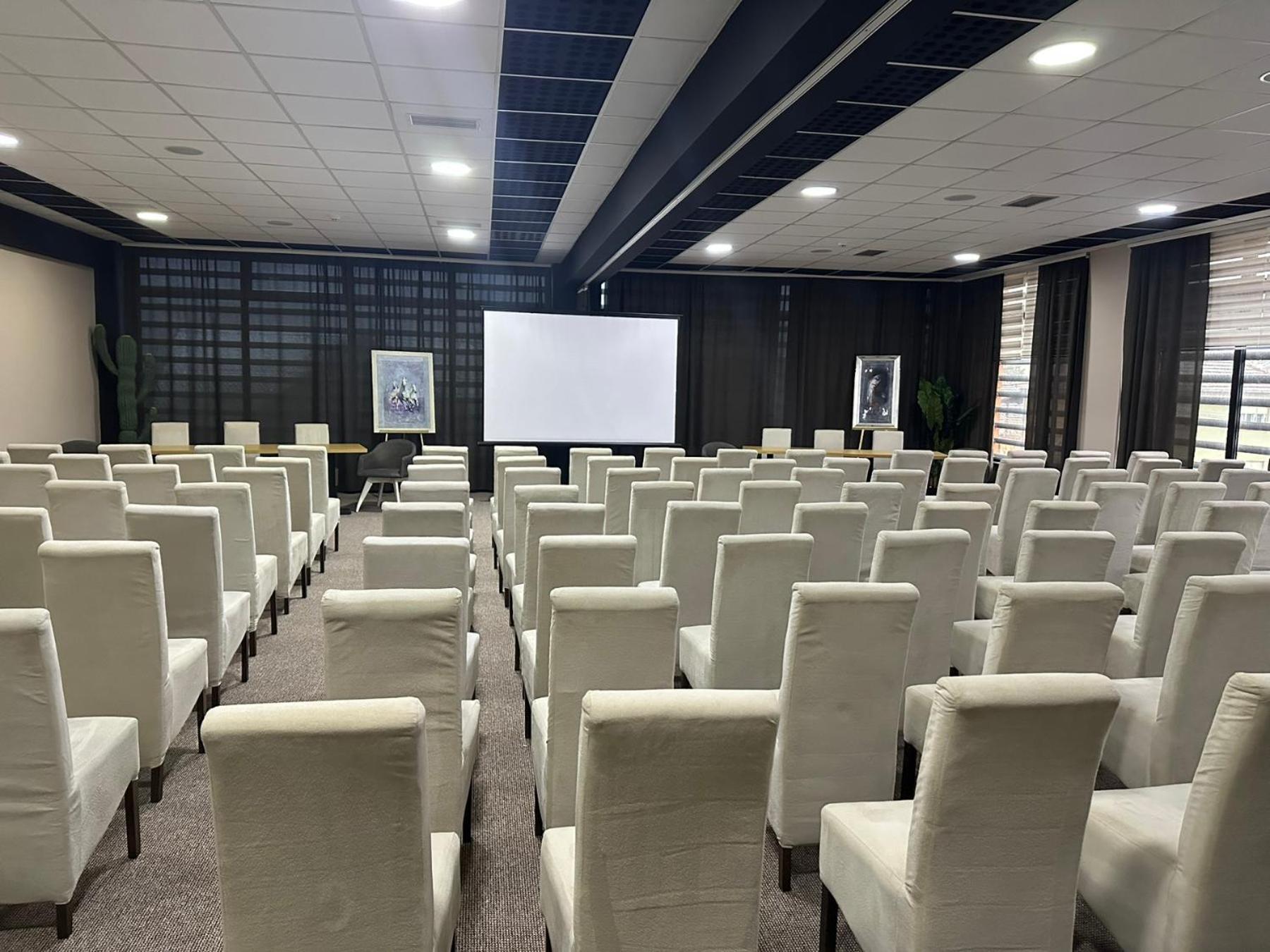 Garnet Hotel & Event Centar Ruma Exteriér fotografie