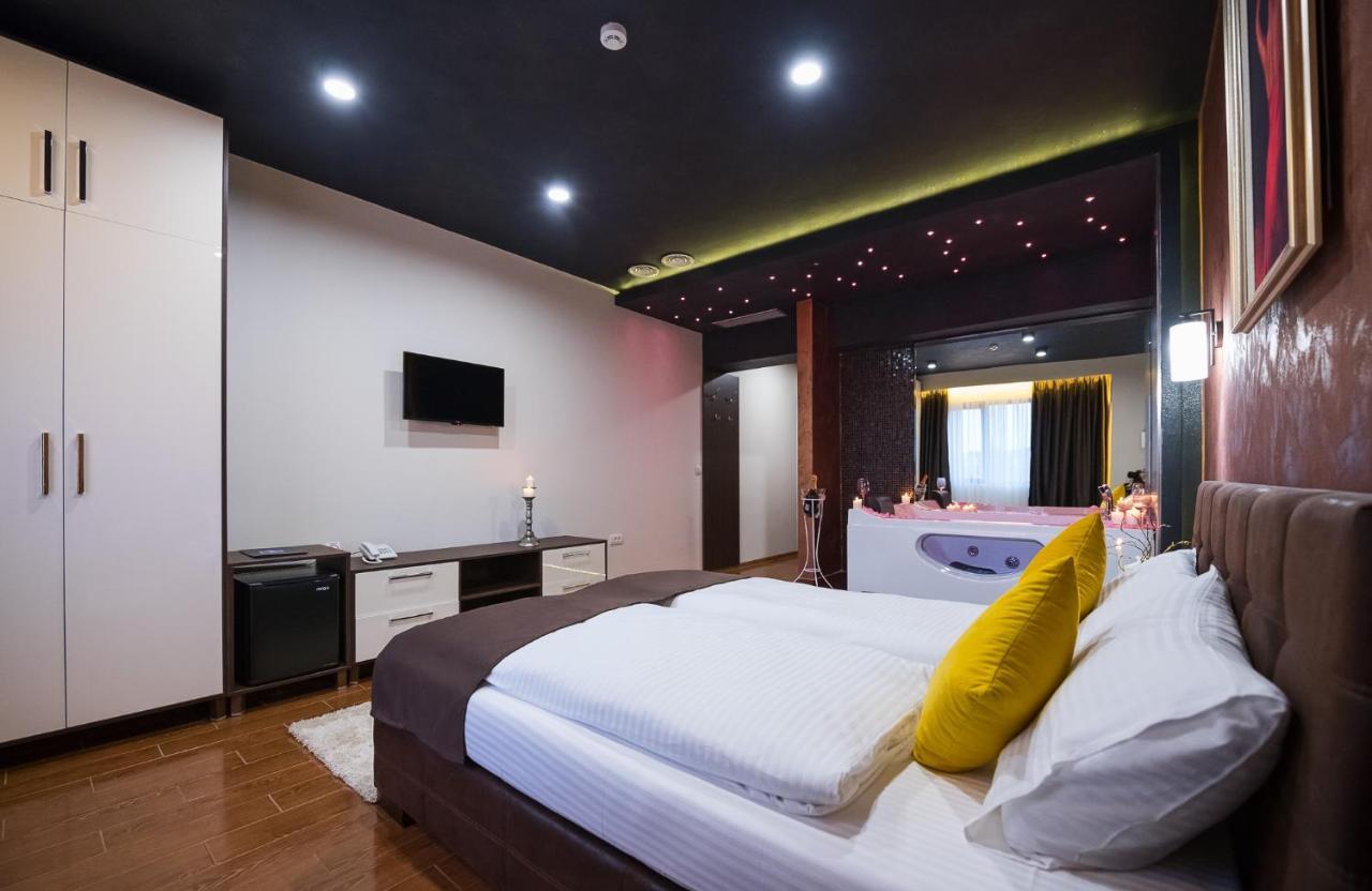 Garnet Hotel & Event Centar Ruma Exteriér fotografie